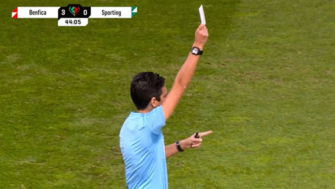 Futbol tarihinde bir ilk: Hakem beyaz kart gösterdi! Futbolseverler bu sorunun yanıtını merak ediyor: Beyaz kart nedir? 3